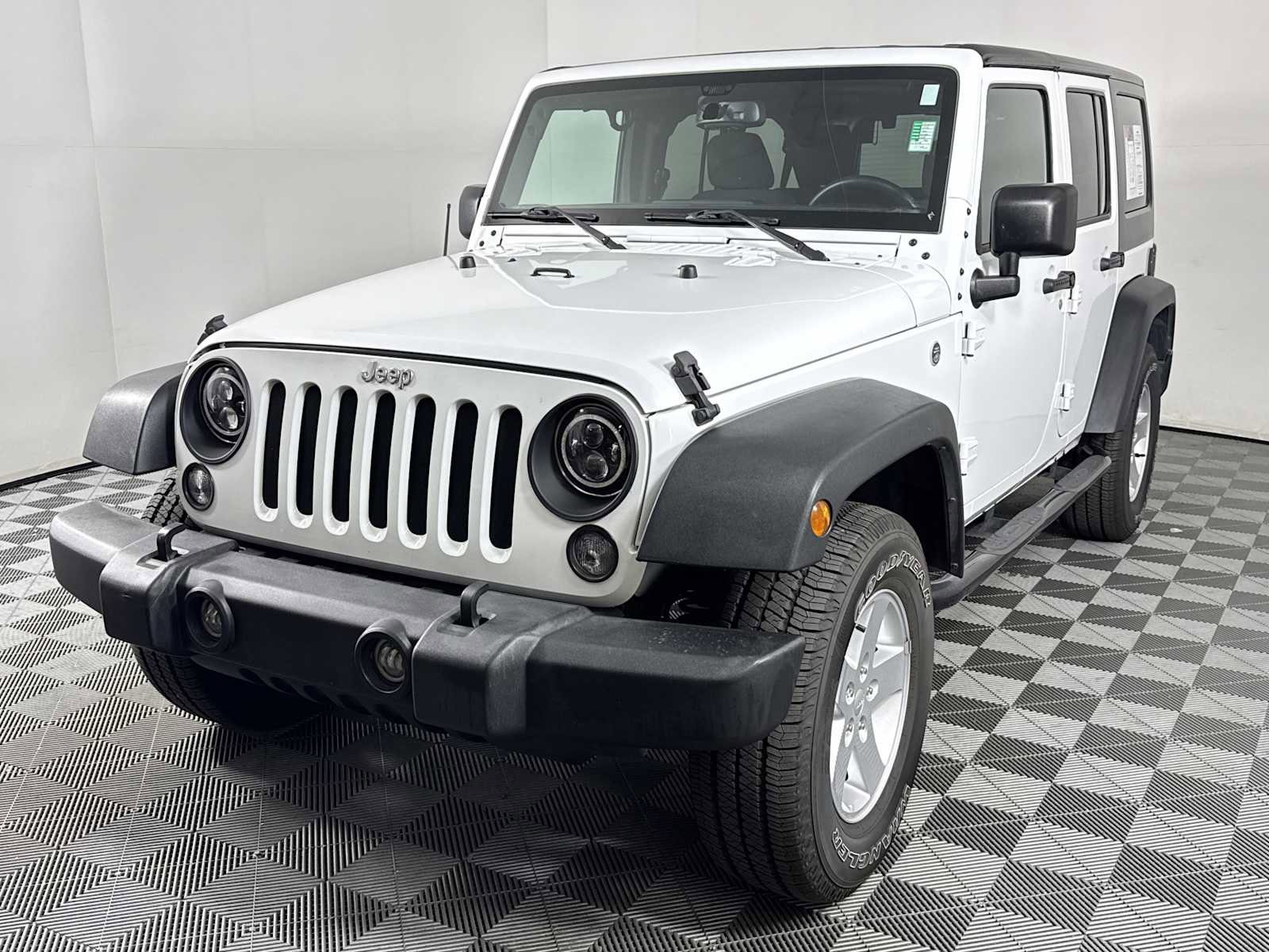 Used 2018 Jeep Wrangler Unlimited Sport S AWD/4WD image 3