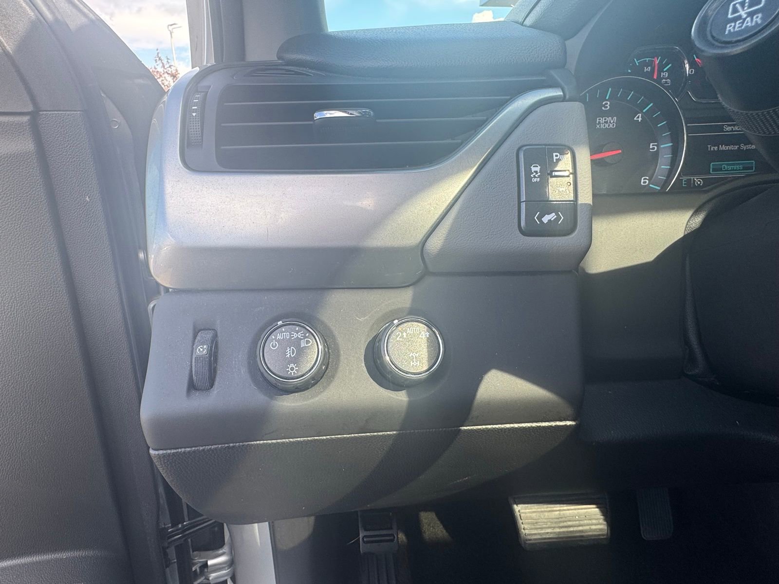 Used 2018 Chevrolet Suburban LT image 17