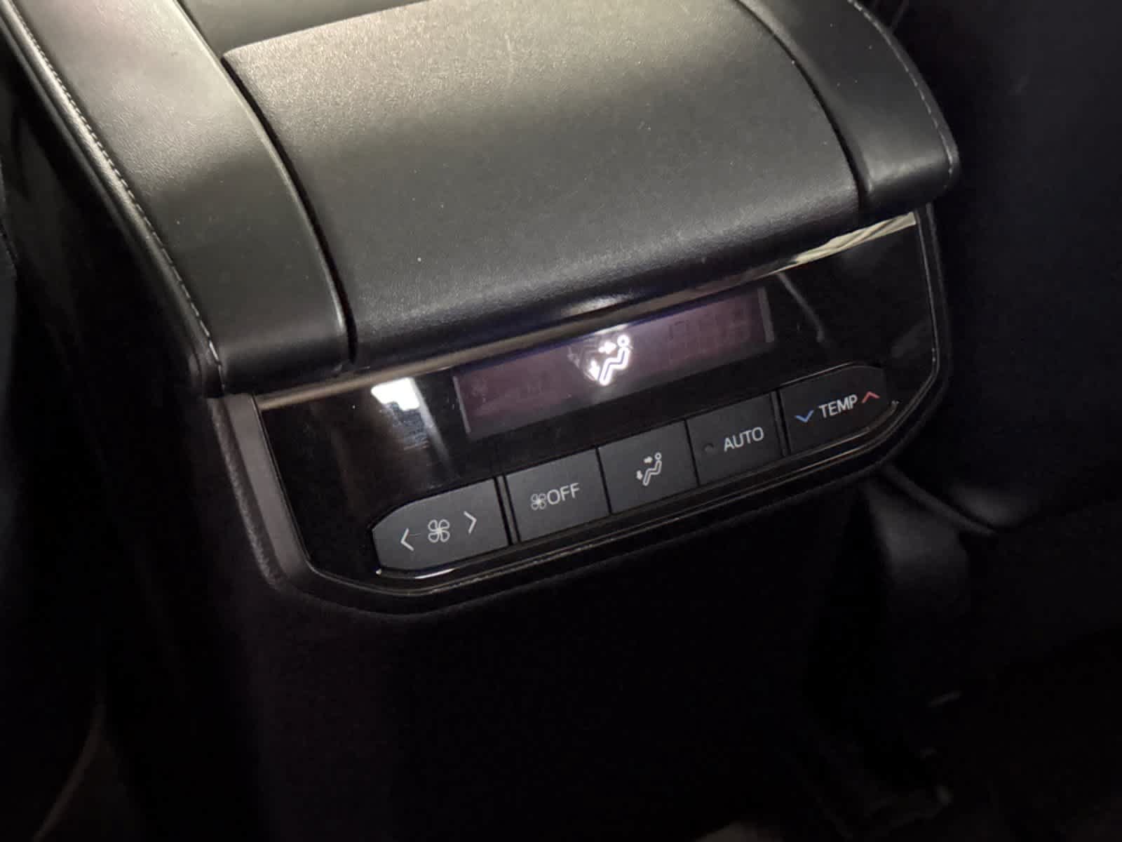 Used 2023 Toyota Highlander XLE FWD image 14