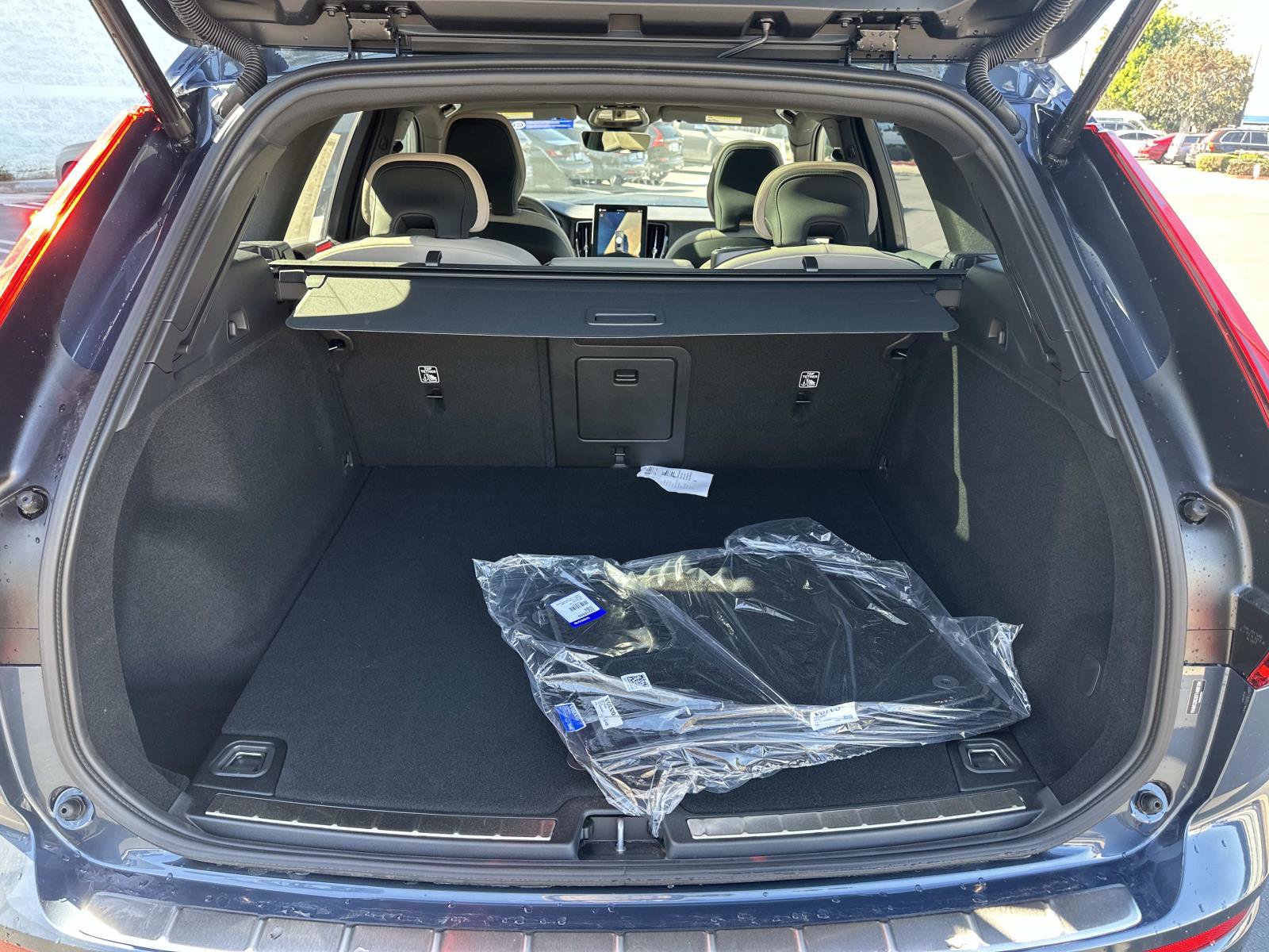 New 2026 Volvo XC60 B5 Plus w/ Climate Package AWD/4WD image 18