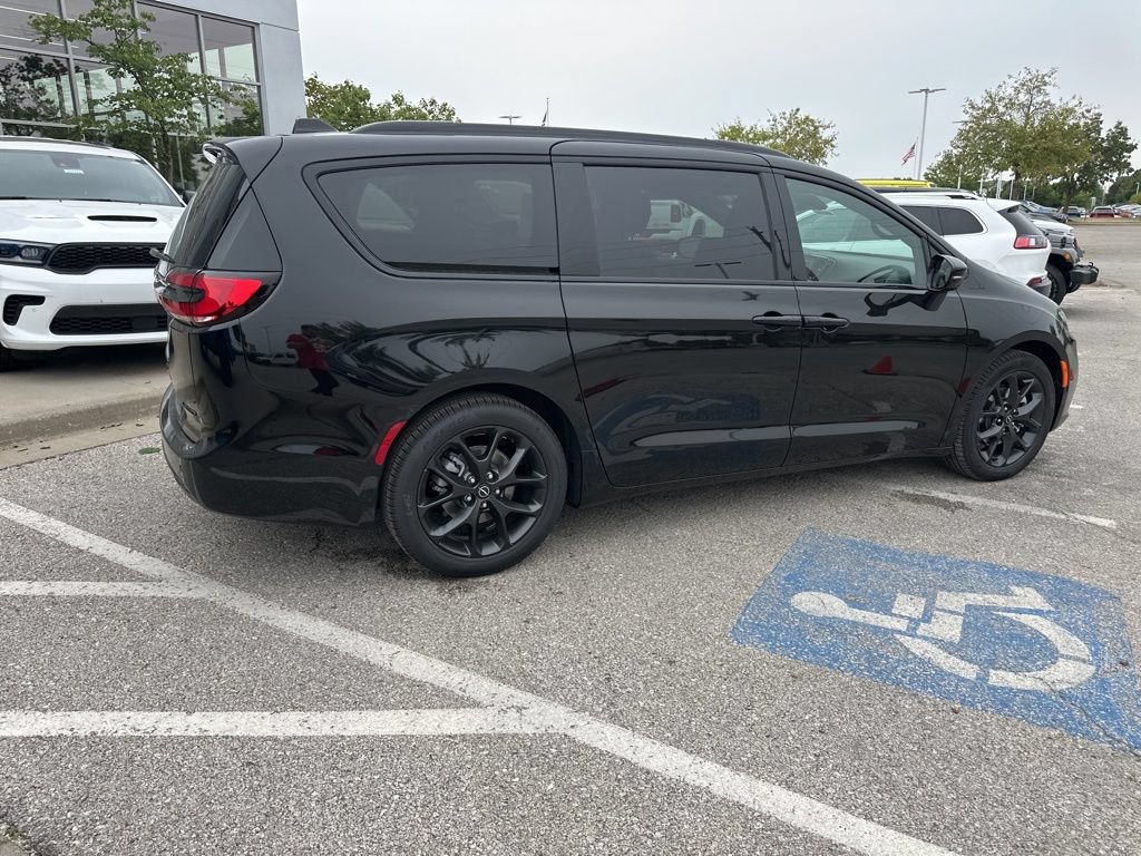 New 2026 Chrysler Pacifica Limited w/ S Appearance Package FWD image 34