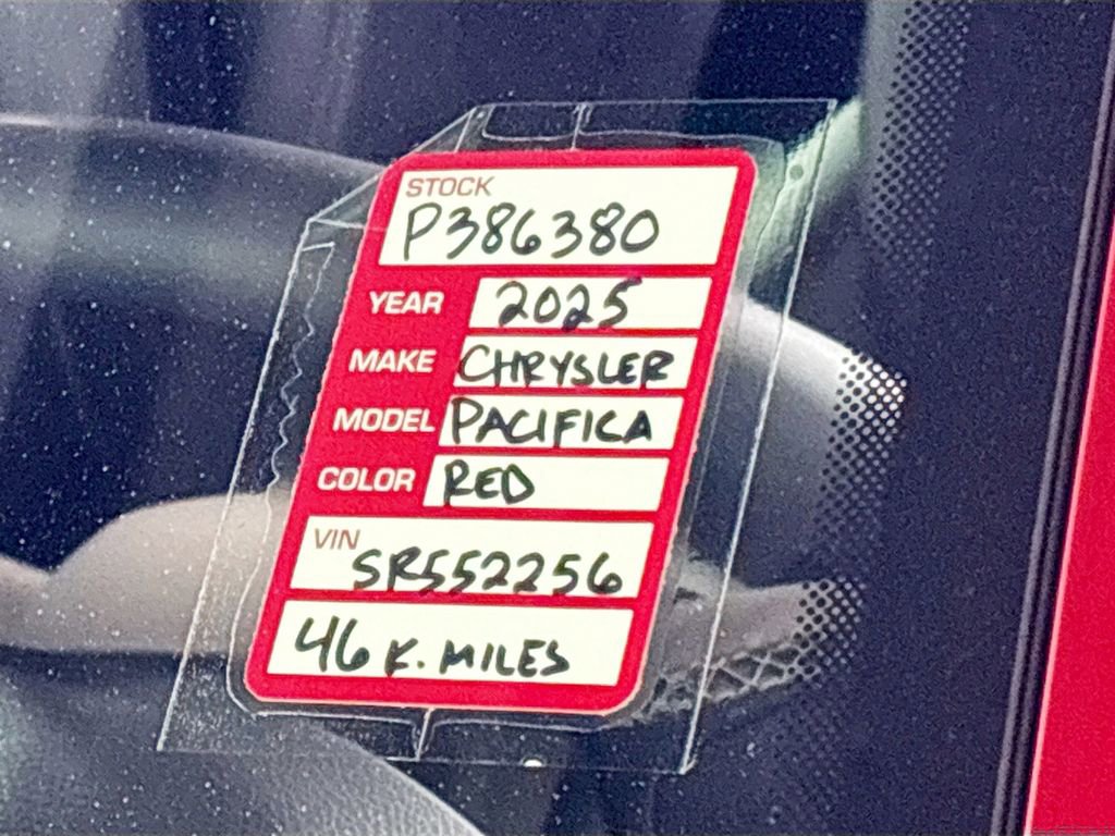 Used 2025 Chrysler Pacifica Select image 23