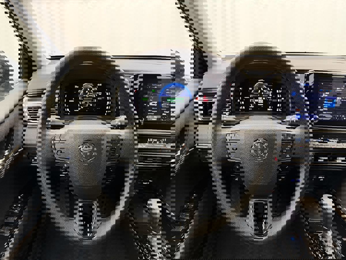 Used 2025 Toyota Camry LE image 9