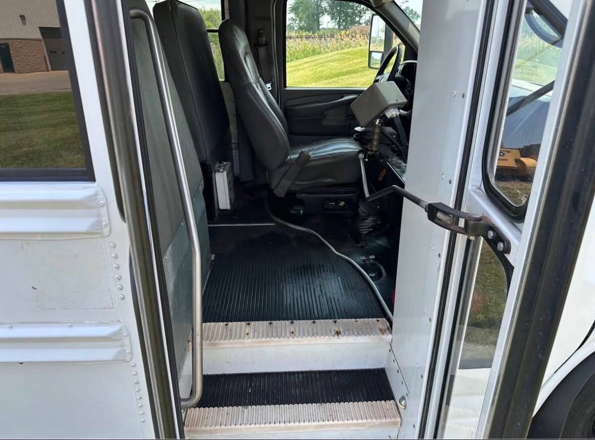 Used 2009 Chevrolet Express 3500 RWD image 11