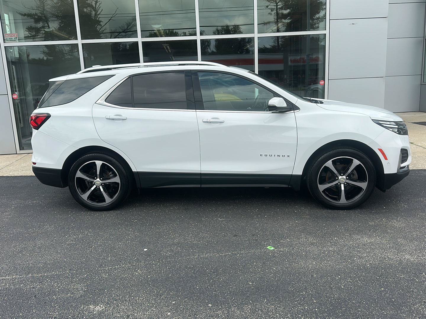 Used 2022 Chevrolet Equinox Premier AWD/4WD image 2