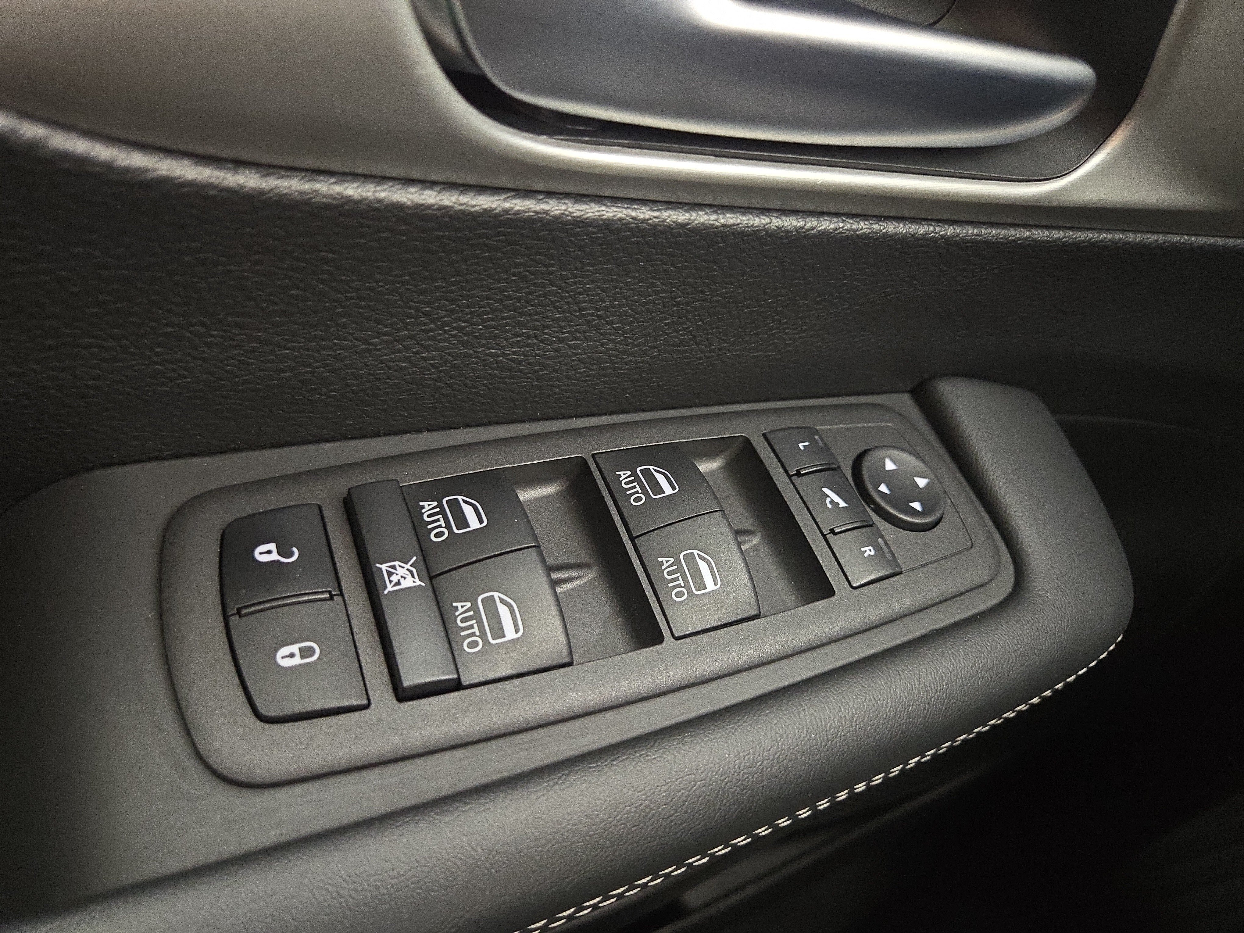 Certified 2023 Chrysler Pacifica Limited w/ S Appearance Package AWD/4WD image 33