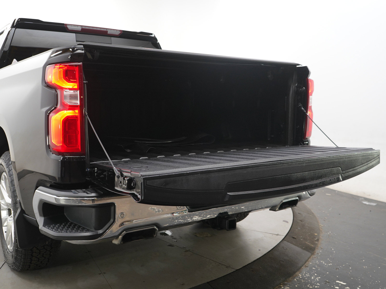 Used 2021 Chevrolet Silverado 1500 LTZ w/ LTZ Convenience Package II AWD/4WD image 16