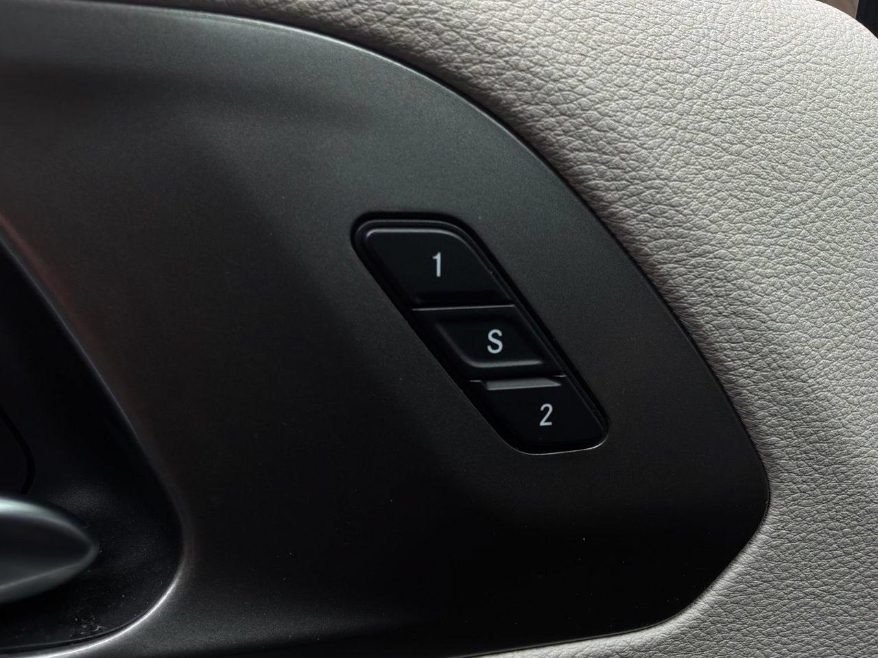 Used 2023 Chrysler Pacifica Touring-L FWD image 26