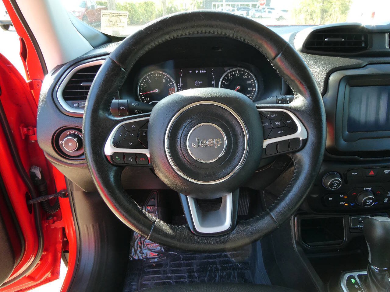 Used 2019 Jeep Renegade Latitude w/ Cold Weather Group FWD image 11