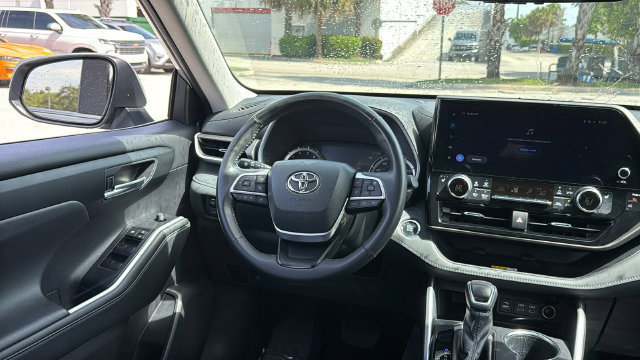 Used 2023 Toyota Highlander XLE FWD image 15