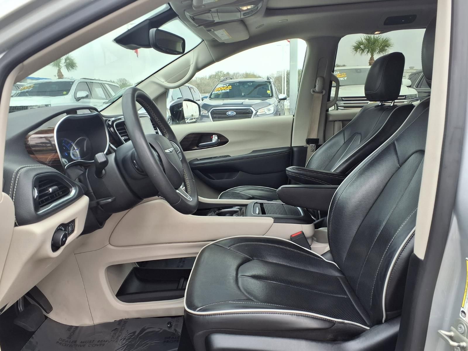 Used 2023 Chrysler Pacifica Limited image 17