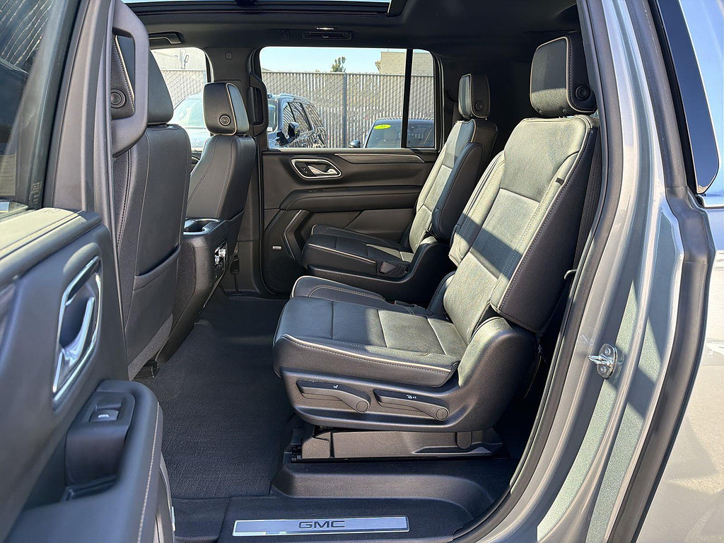 Used 2023 GMC Yukon XL SLT w/ SLT Premium Package AWD/4WD image 25