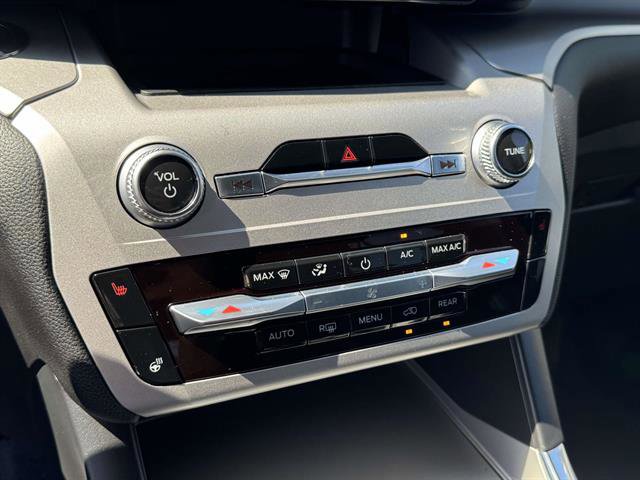 Used 2022 Ford Explorer XLT w/ Equipment Group 202A image 25