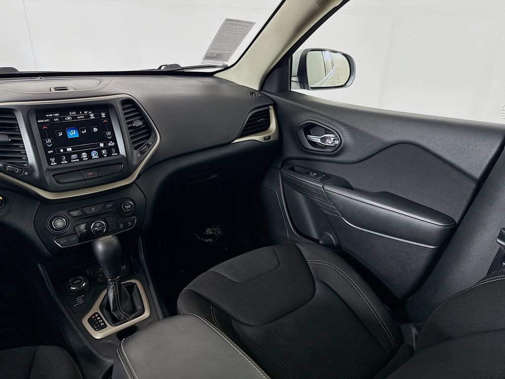 Used 2016 Jeep Cherokee Latitude w/ Comfort/Convenience Group AWD/4WD image 25