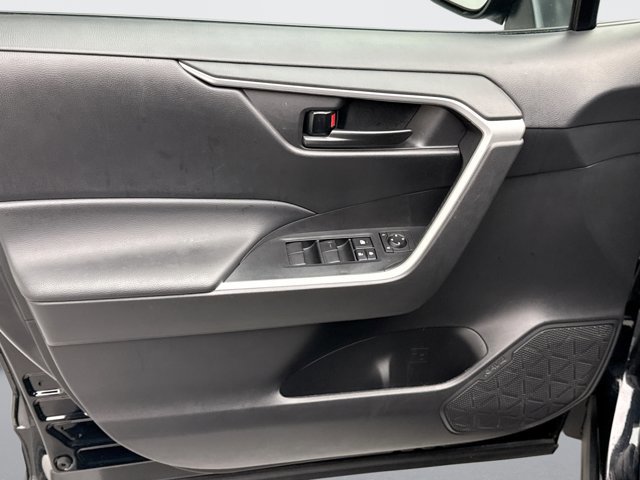 Used 2022 Toyota RAV4 LE image 9