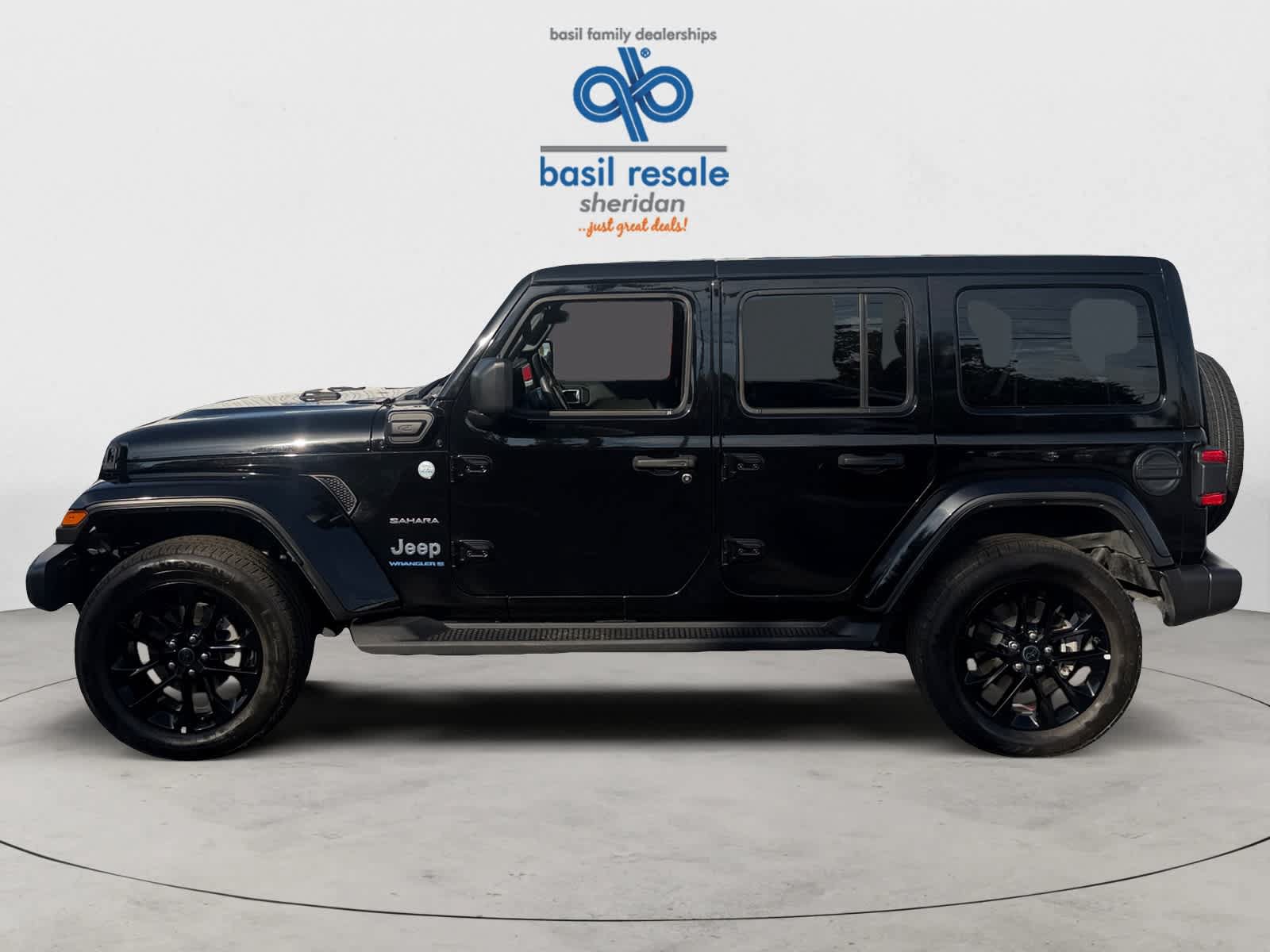 Used 2024 Jeep Wrangler Unlimited Sahara w/ Safety Group AWD/4WD image 3
