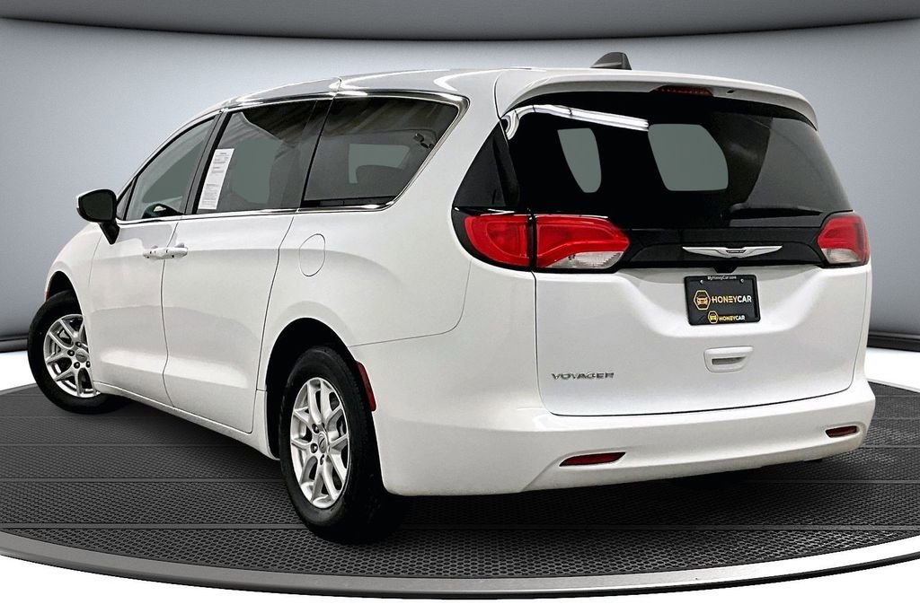Used 2023 Chrysler Voyager LX image 4