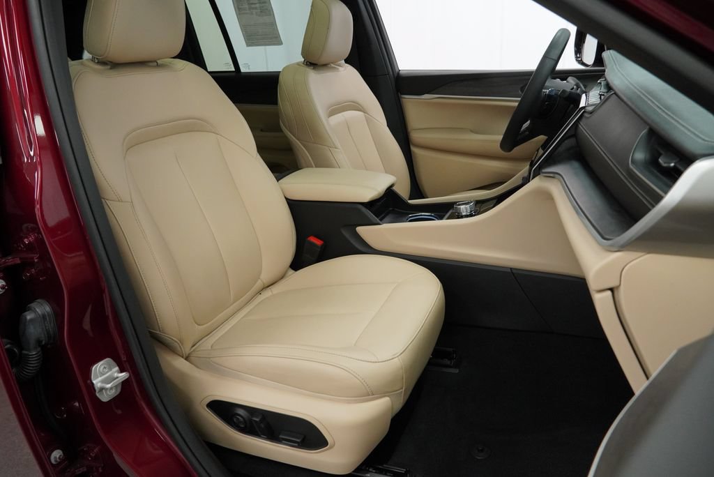Certified 2025 Jeep Grand Cherokee Limited AWD/4WD image 48