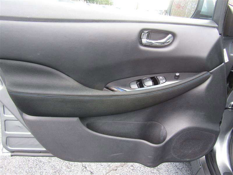 Used 2022 Nissan Leaf SV image 9