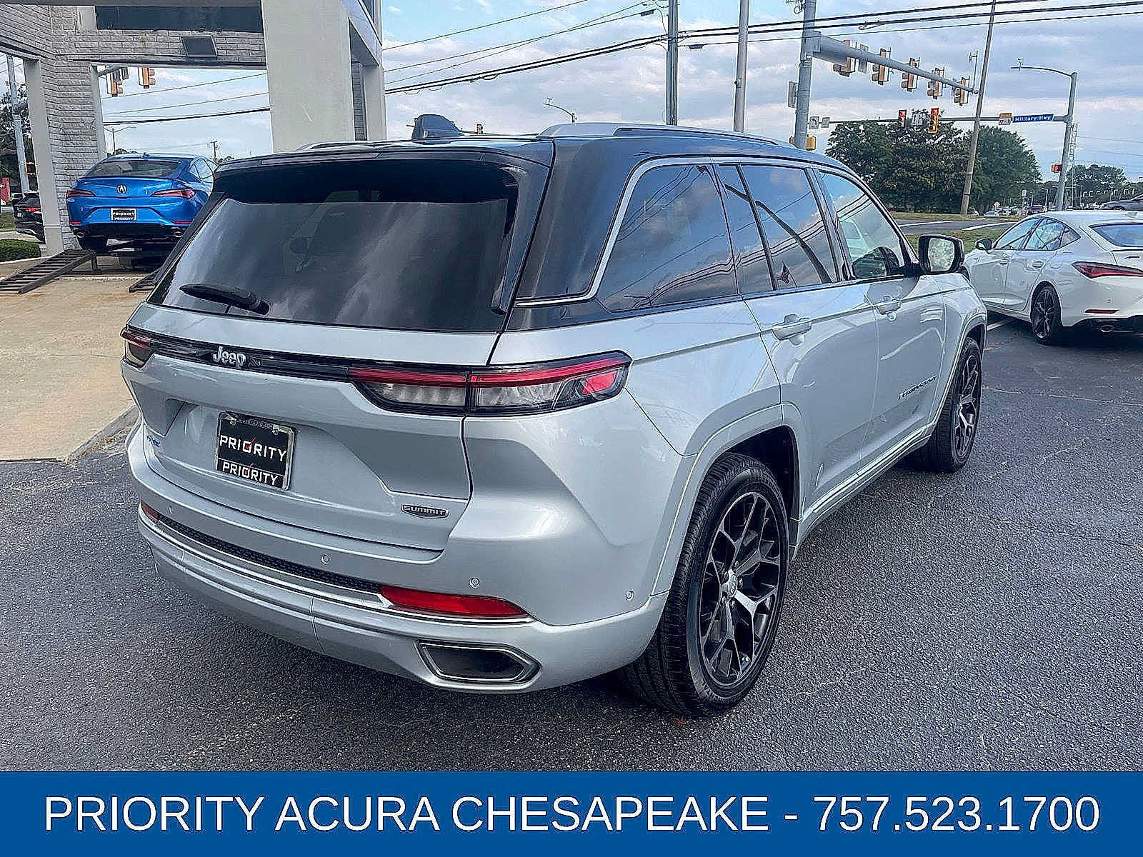 Used 2022 Jeep Grand Cherokee Summit AWD/4WD image 6