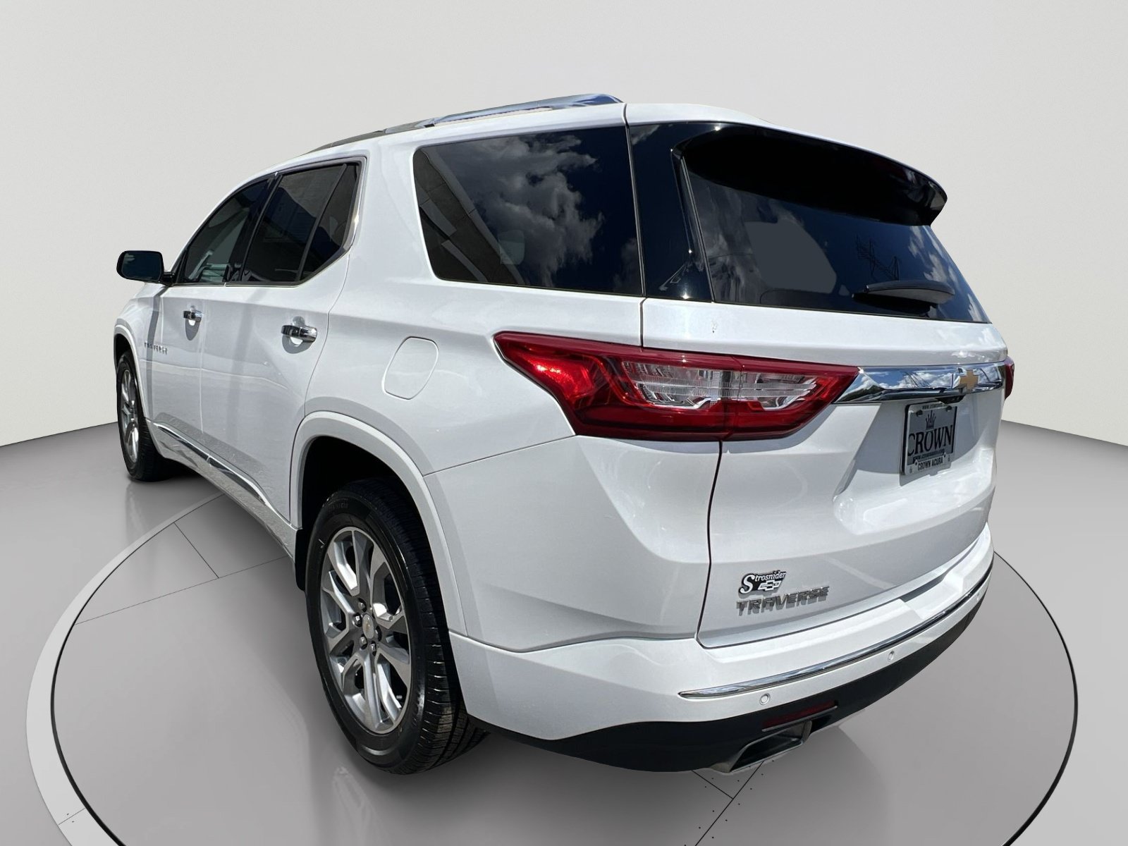 Used 2019 Chevrolet Traverse Premier w/ Driver Confidence II Package FWD image 3