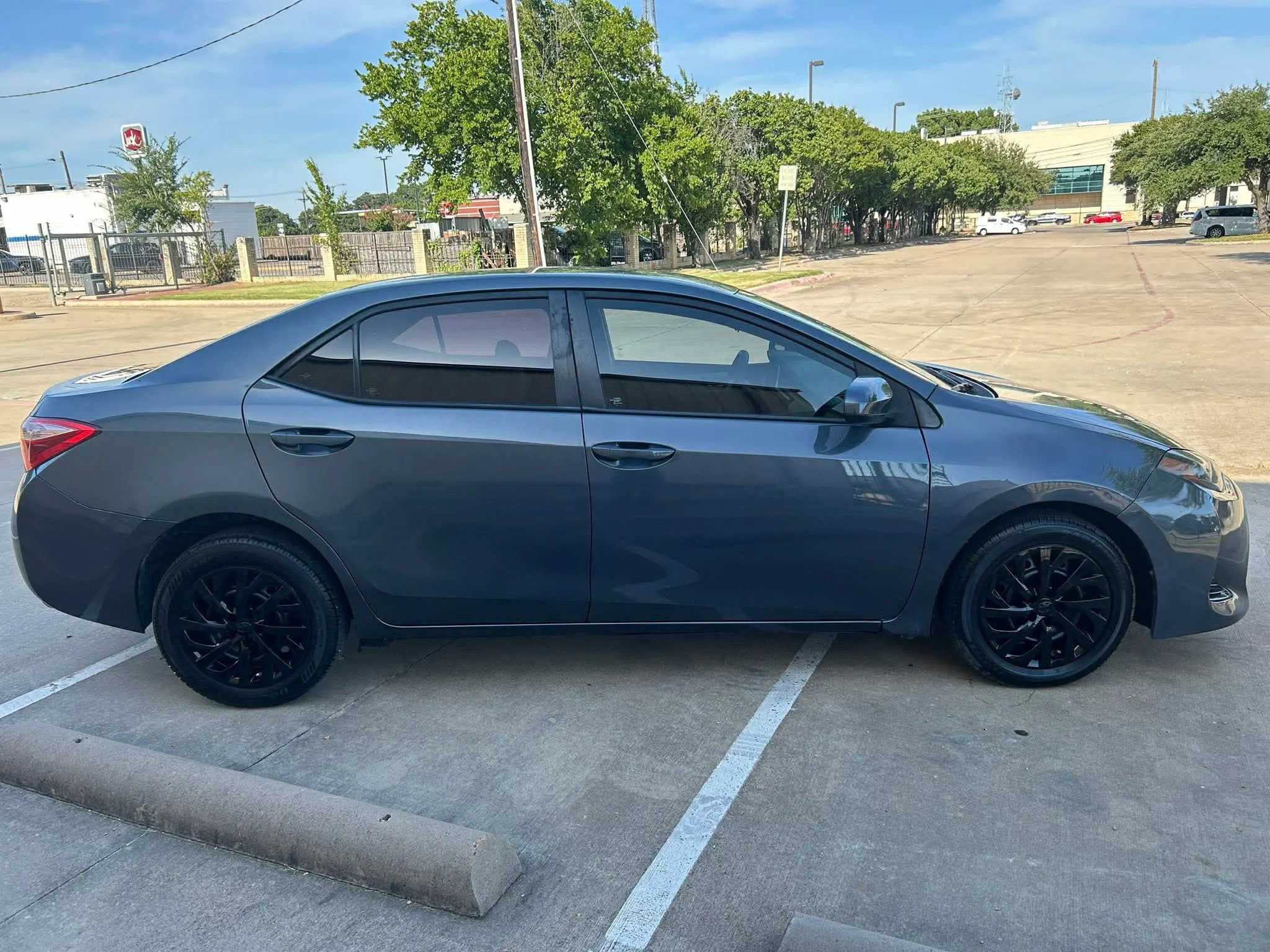 Used 2017 Toyota Corolla LE image 9