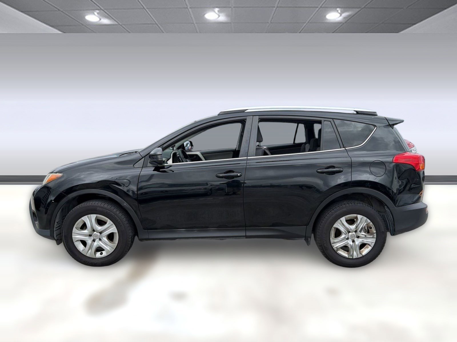 Used 2015 Toyota RAV4 LE AWD/4WD image 2