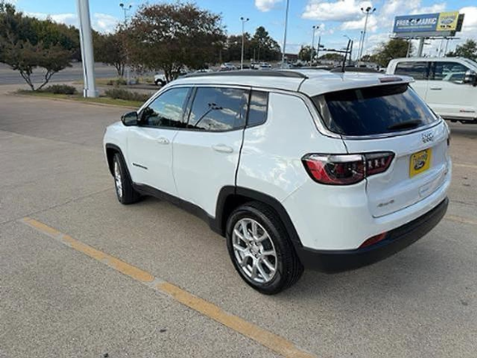 Used 2023 Jeep Compass Latitude image 3