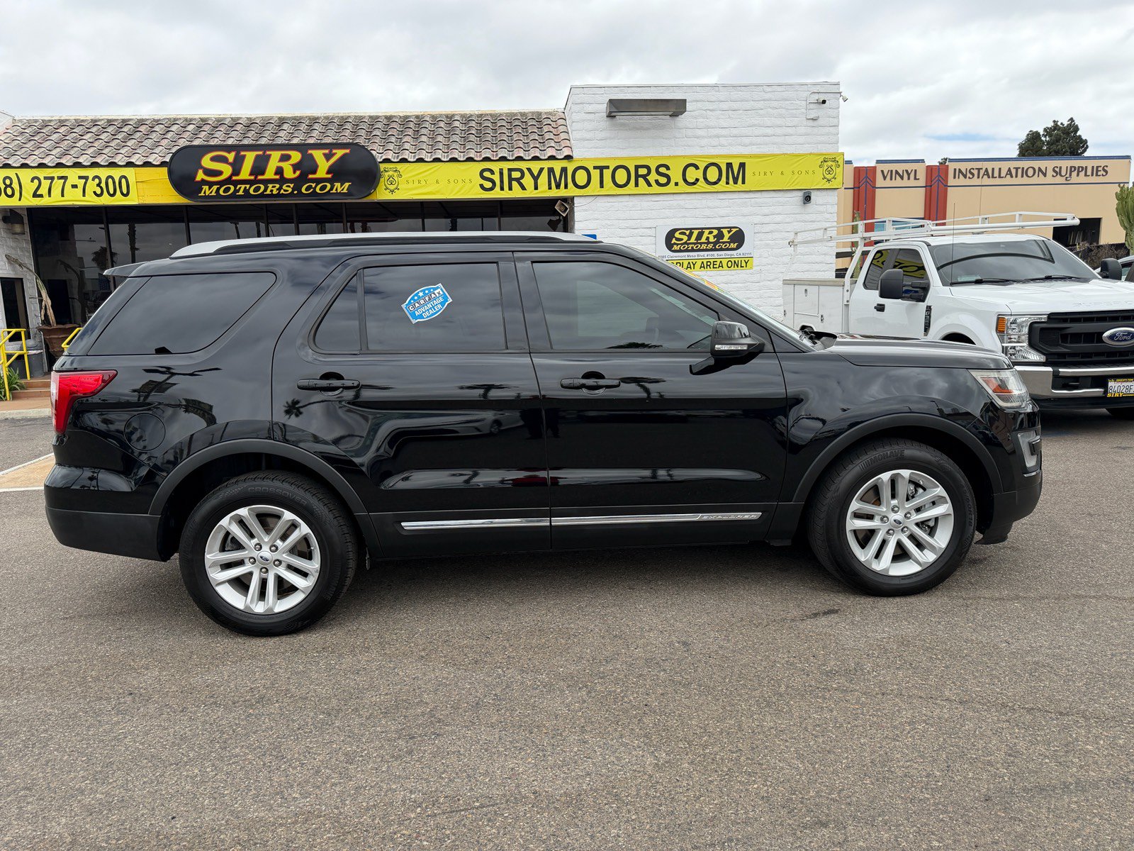 Used 2017 Ford Explorer XLT w/ Equipment Group 202A FWD image 2