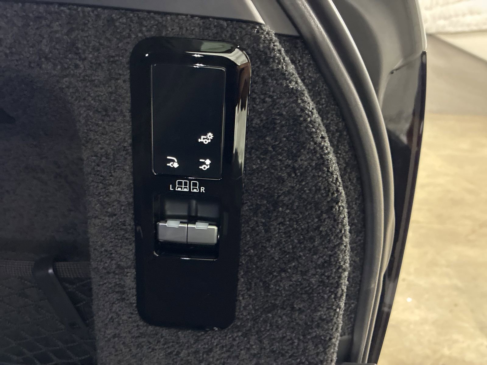 Used 2025 Land Rover Range Rover SE image 8