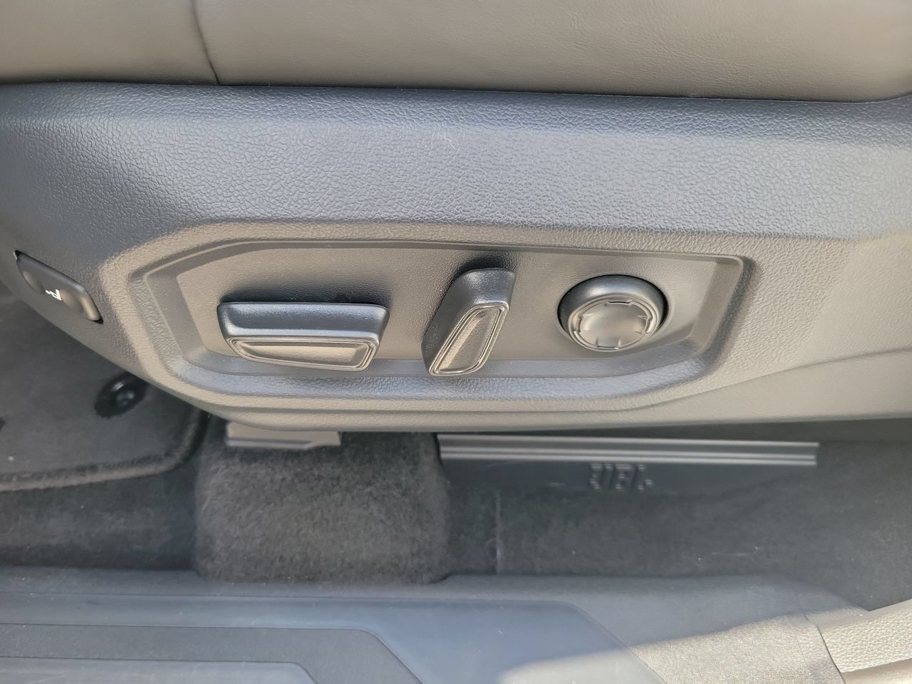 Used 2025 Toyota Sequoia Capstone AWD/4WD image 17