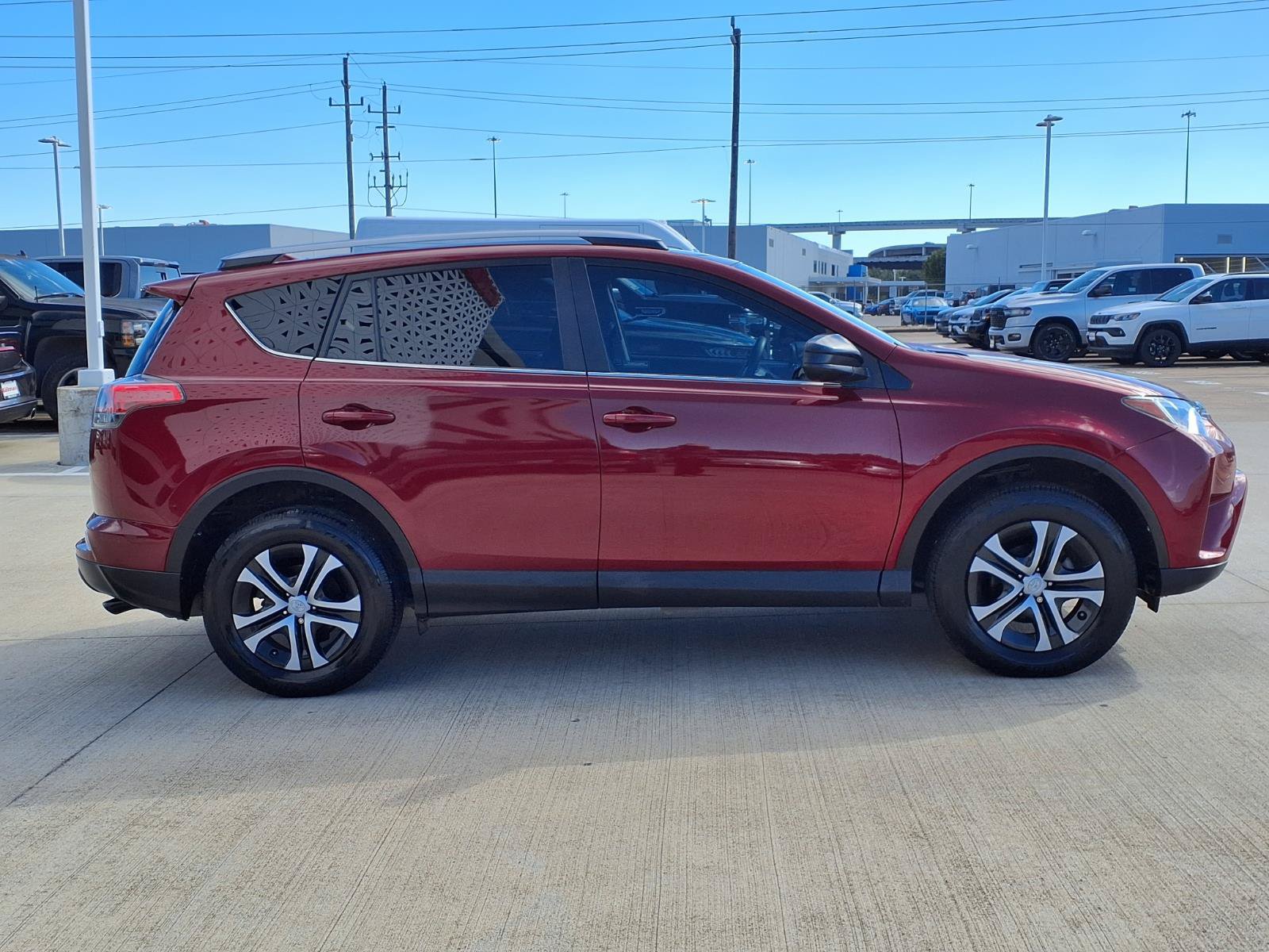 Used 2018 Toyota RAV4 LE FWD image 28