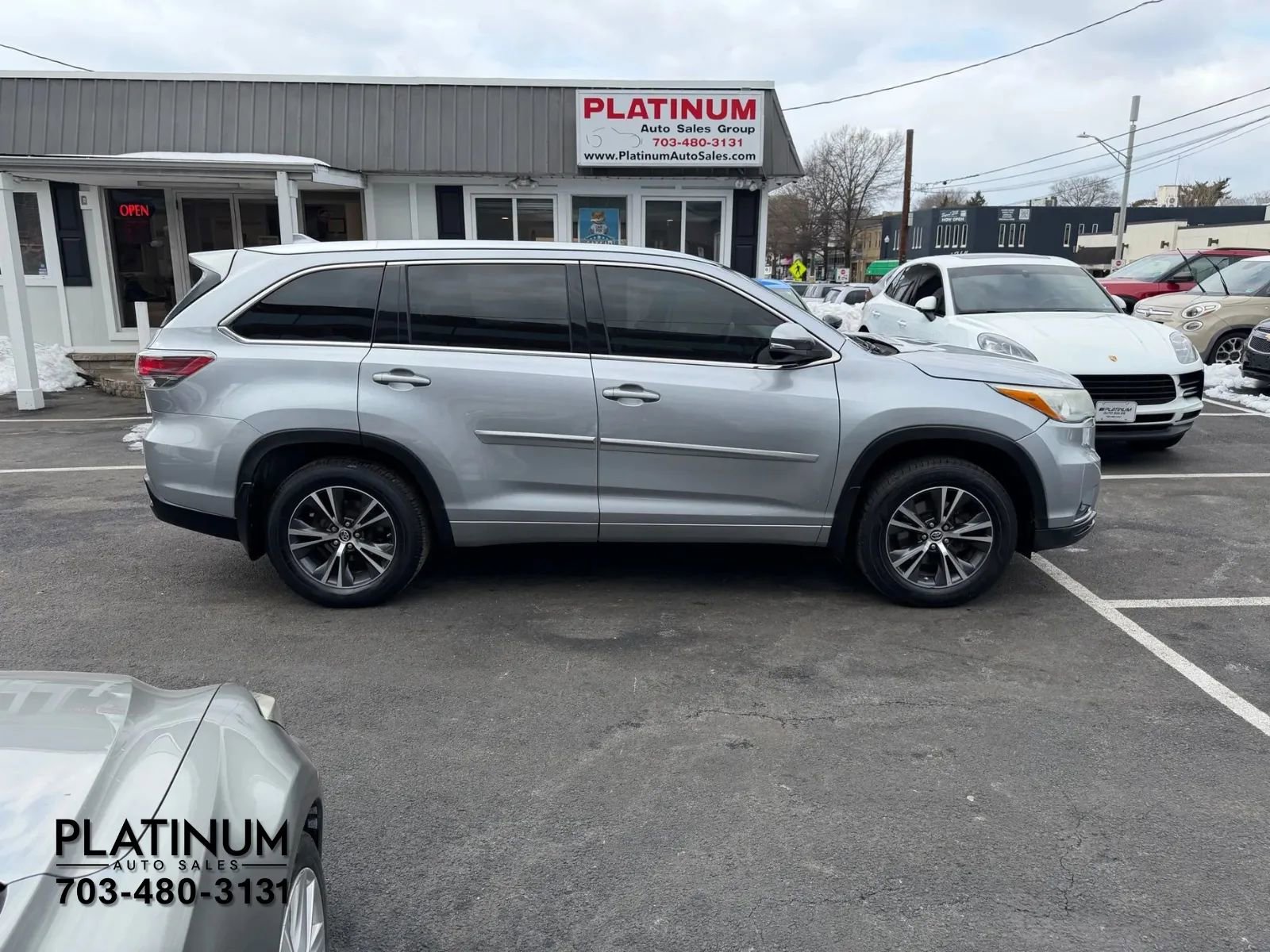 Used 2016 Toyota Highlander XLE image 2