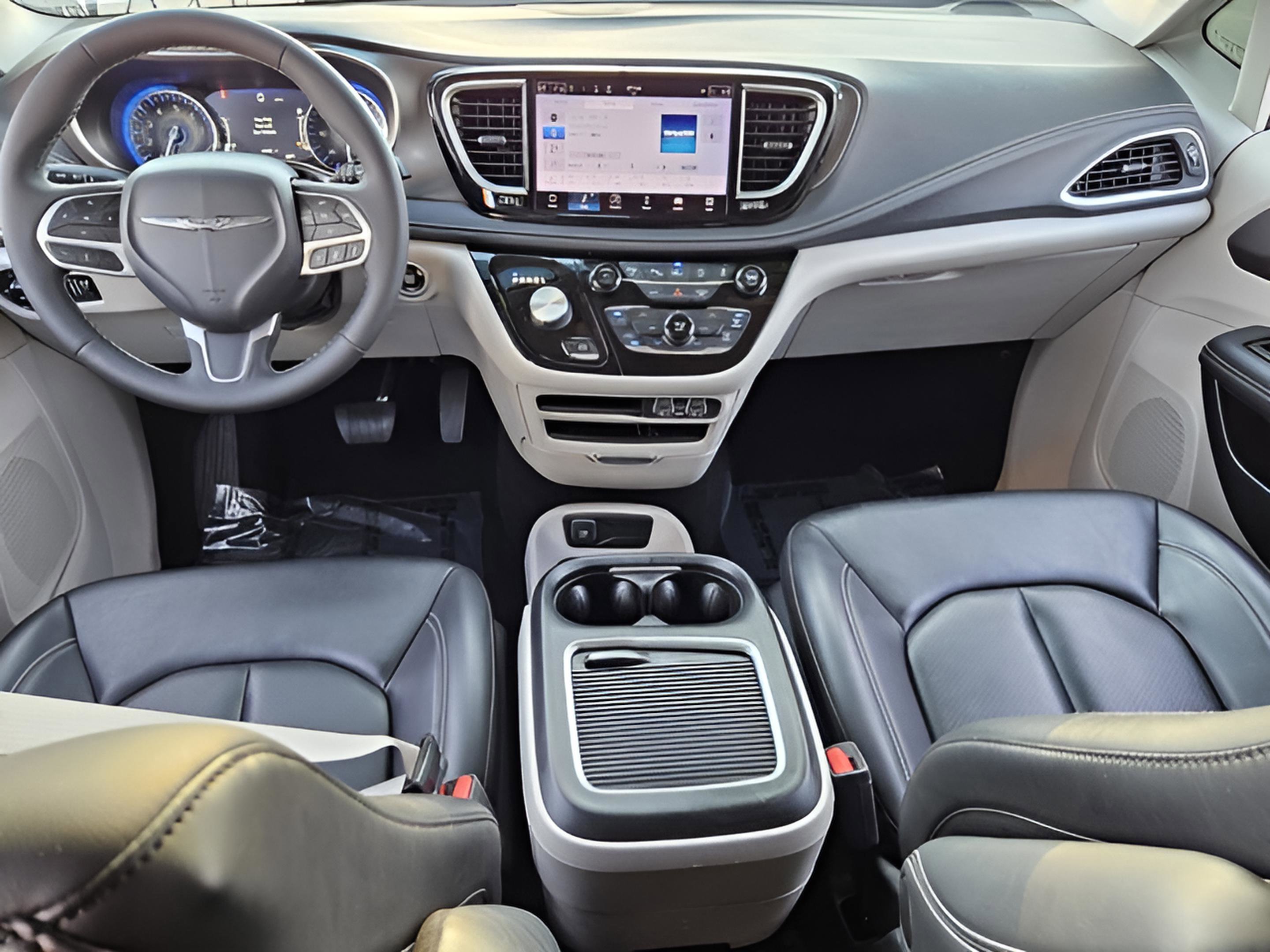 Used 2023 Chrysler Pacifica Touring-L image 12