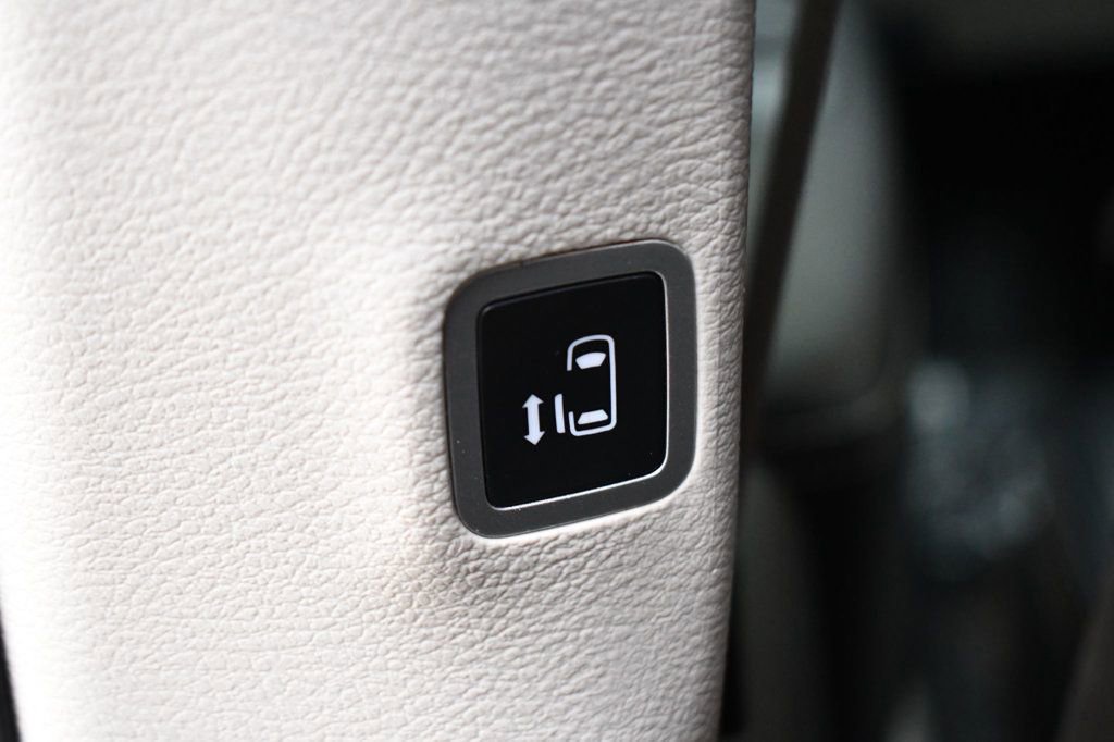 Used 2022 Chrysler Pacifica Touring-L image 36