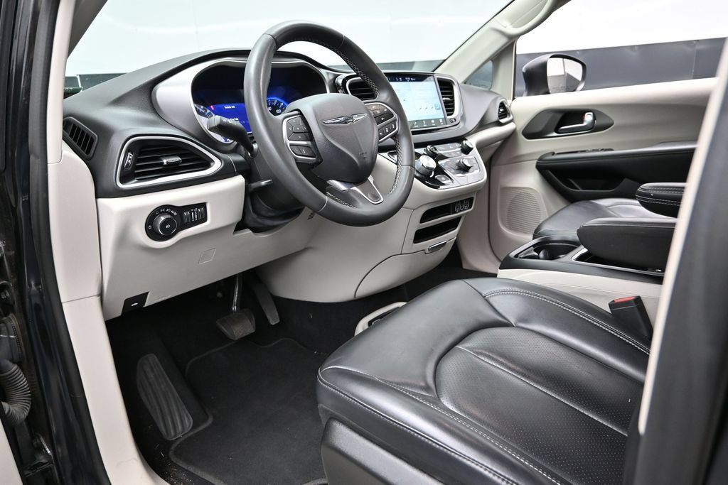 Used 2023 Chrysler Pacifica Touring-L FWD image 21