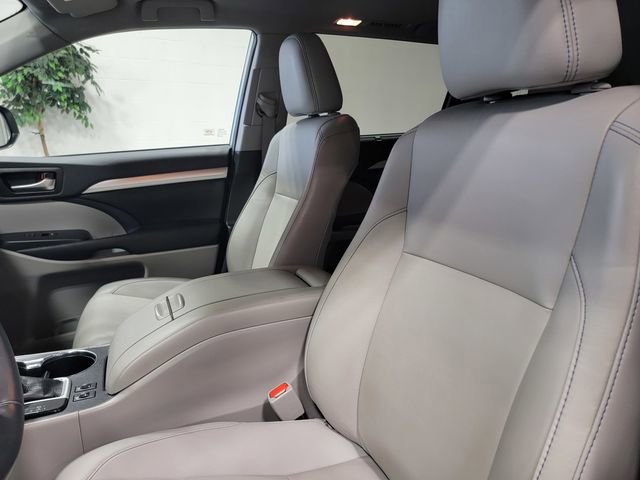 Used 2019 Toyota Highlander XLE AWD/4WD image 12