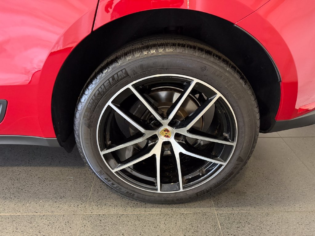 Certified 2026 Porsche Macan AWD/4WD image 11