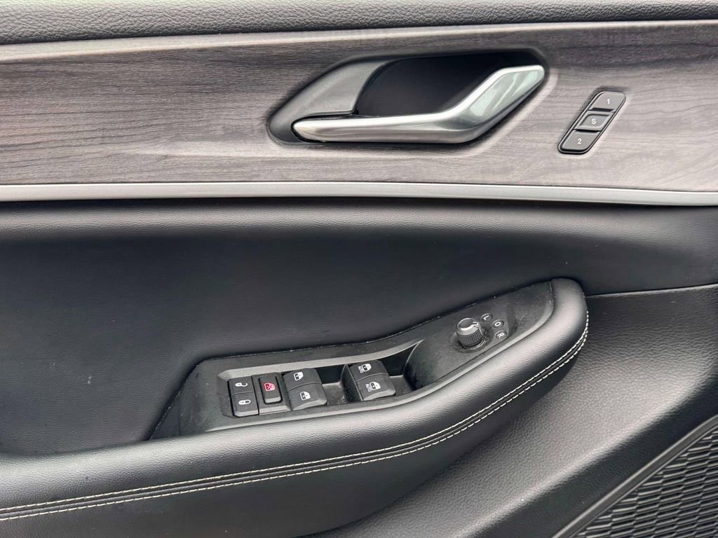 Used 2024 Jeep Grand Cherokee Limited image 10