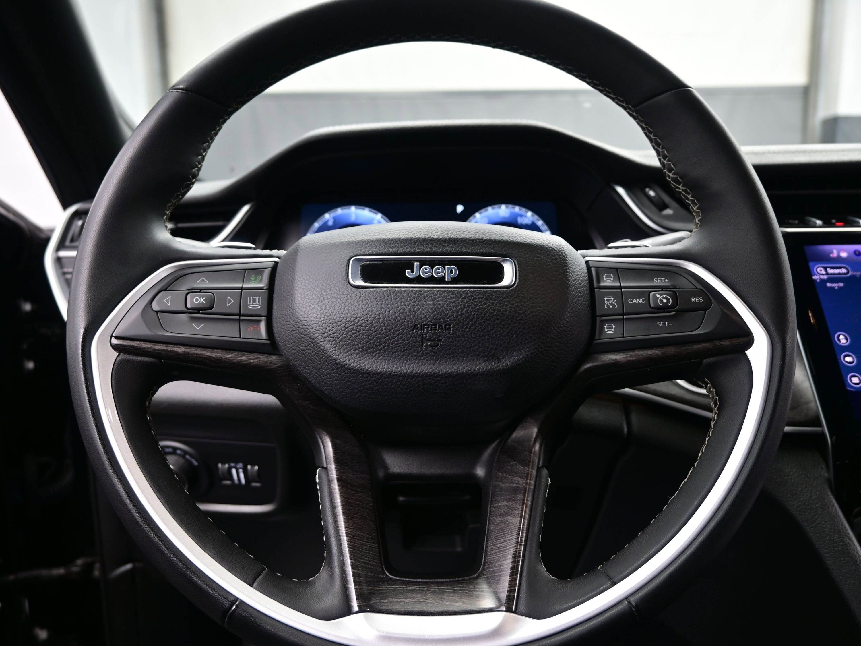 Used 2025 Jeep Grand Cherokee L Limited w/ Black Appearance Package image 24