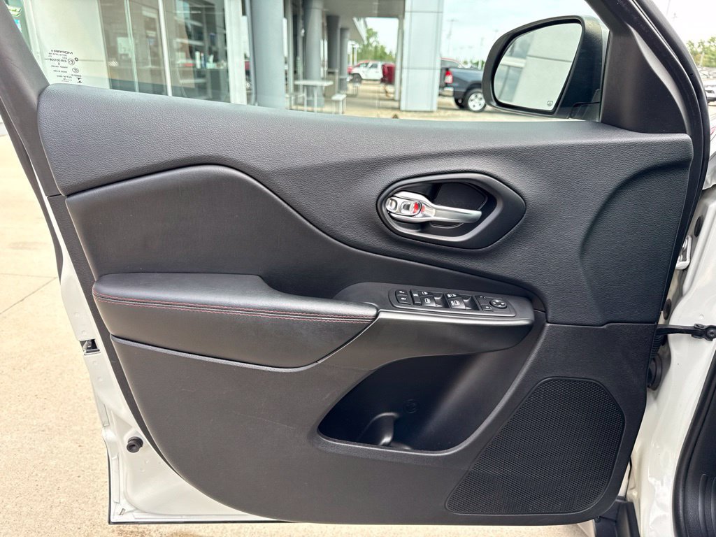 Used 2019 Jeep Cherokee Trailhawk w/ Cold Weather Group AWD/4WD image 18