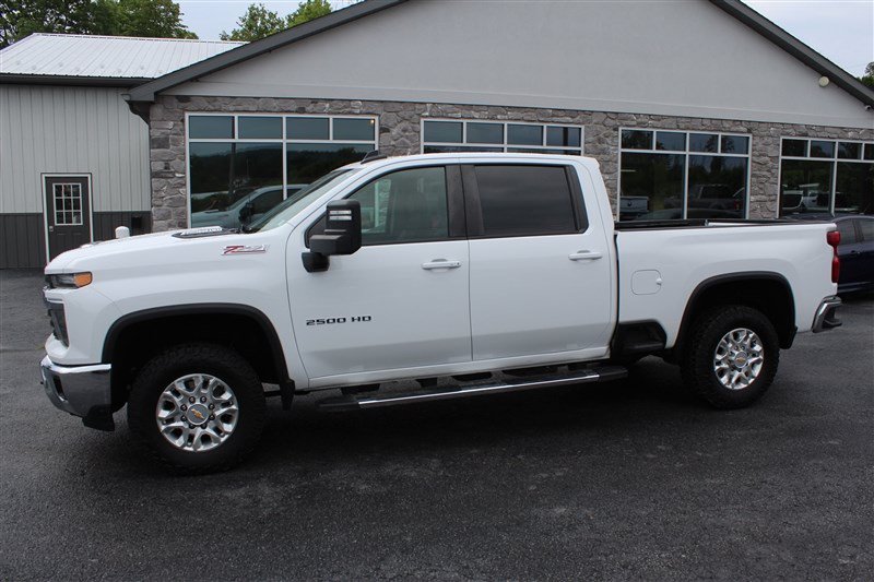 Used 2024 Chevrolet Silverado 2500 LT AWD/4WD image 3