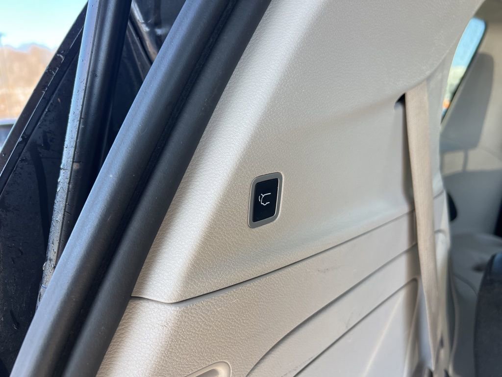 Used 2022 Chrysler Pacifica Touring-L w/ Uconnect Theater Family Group image 25