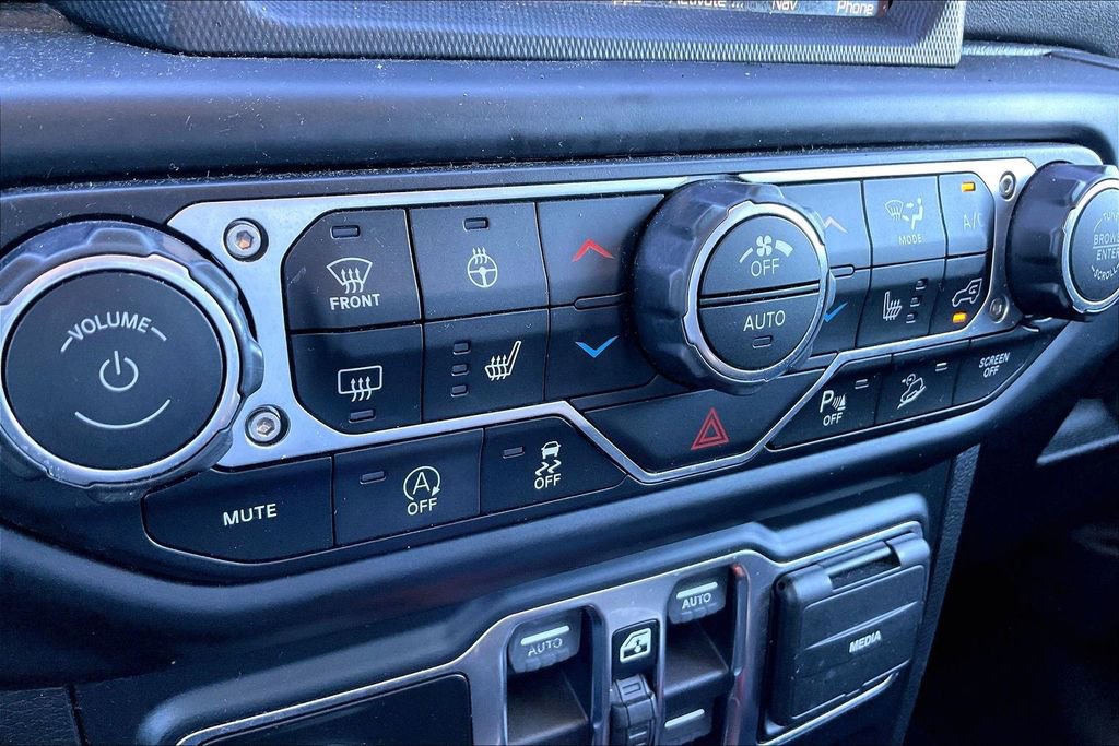 Used 2019 Jeep Wrangler Unlimited Sahara image 24