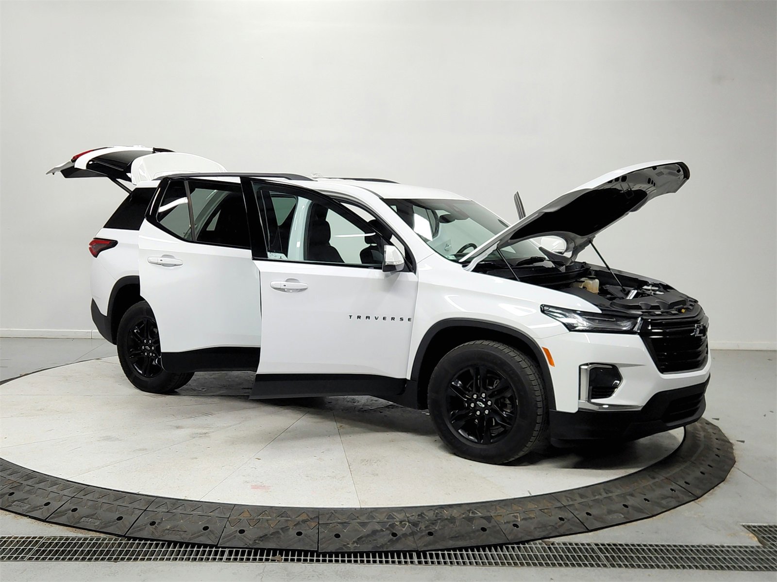 Used 2022 Chevrolet Traverse LT w/ Midnight/Sport Edition image 9