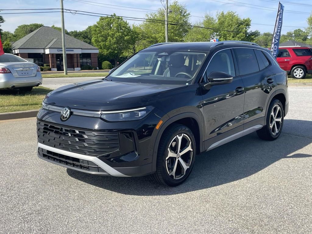 Certified 2025 Volkswagen Tiguan SE FWD image 3
