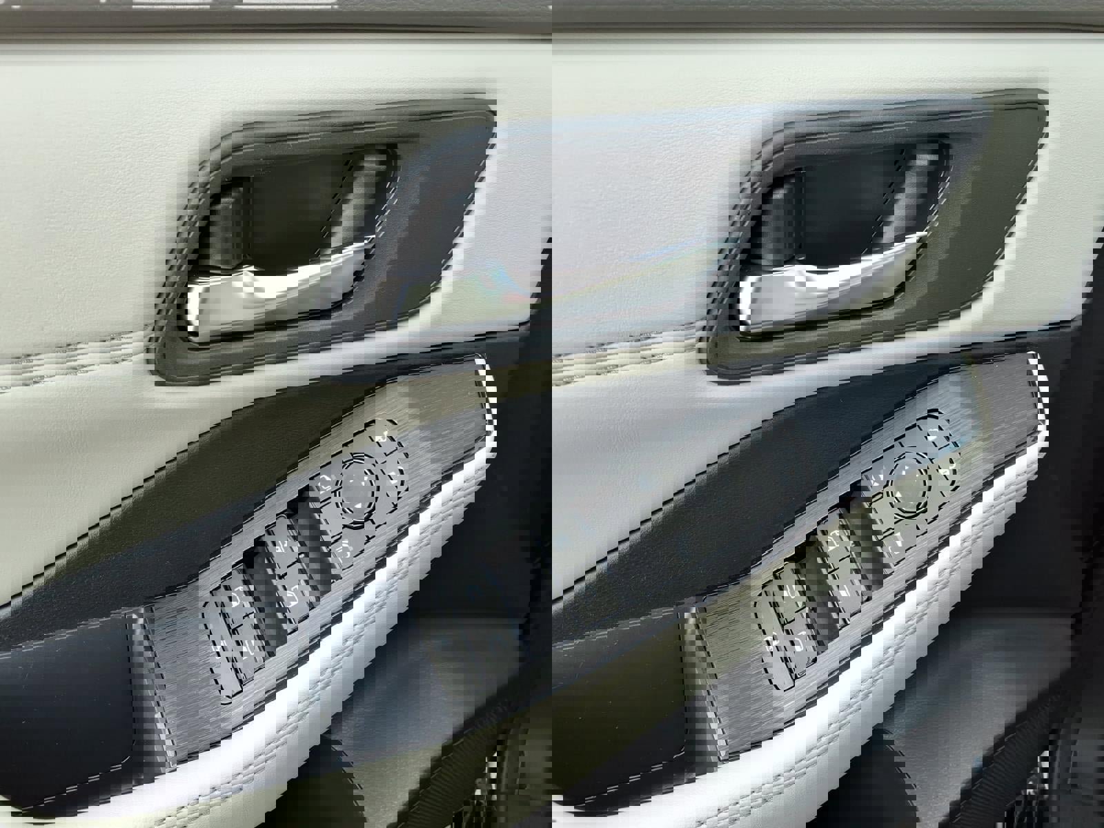 Used 2024 Nissan Rogue SV w/ SV Premium Package image 14