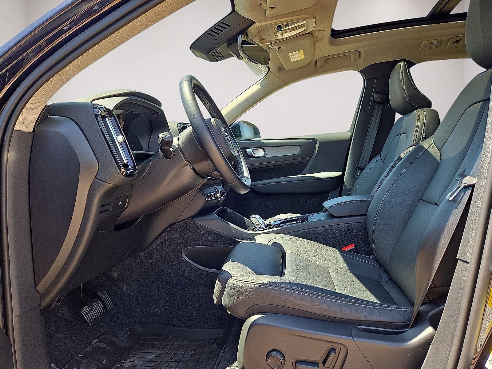 Certified 2026 Volvo XC40 B5 Plus AWD/4WD image 23