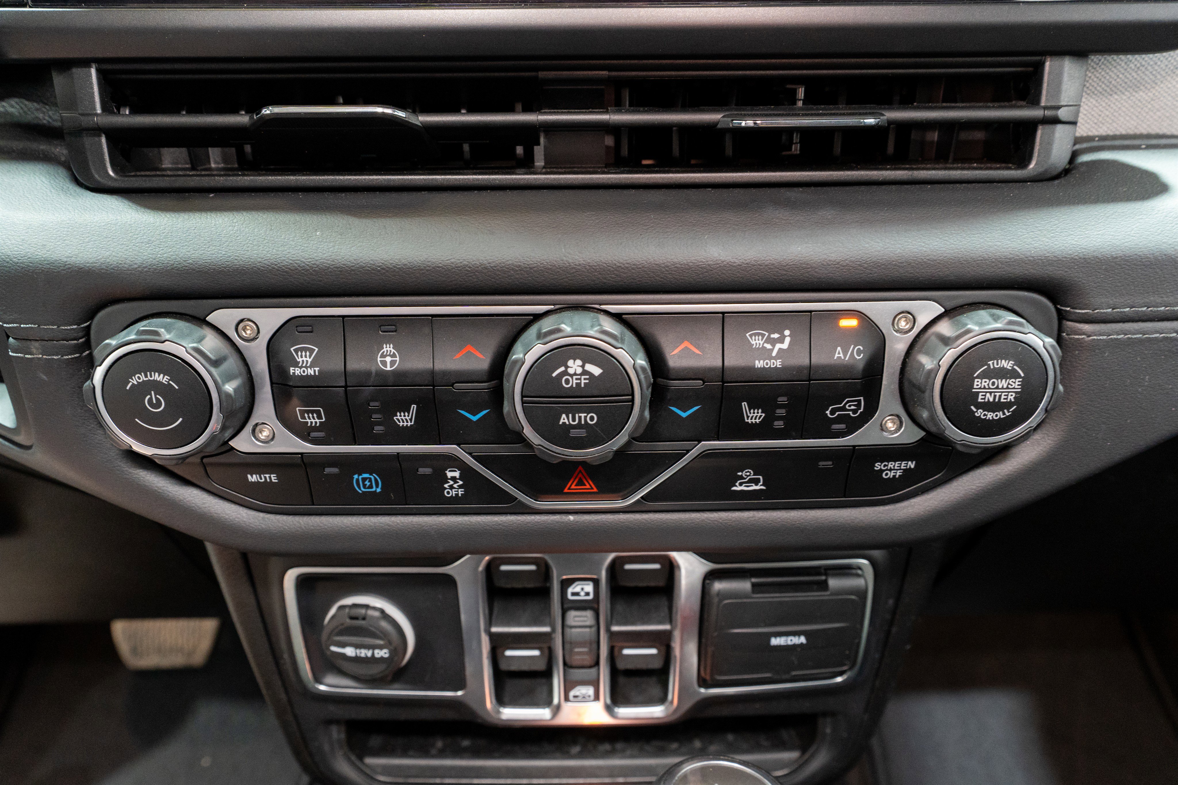 Used 2025 Jeep Wrangler Sahara AWD/4WD image 21