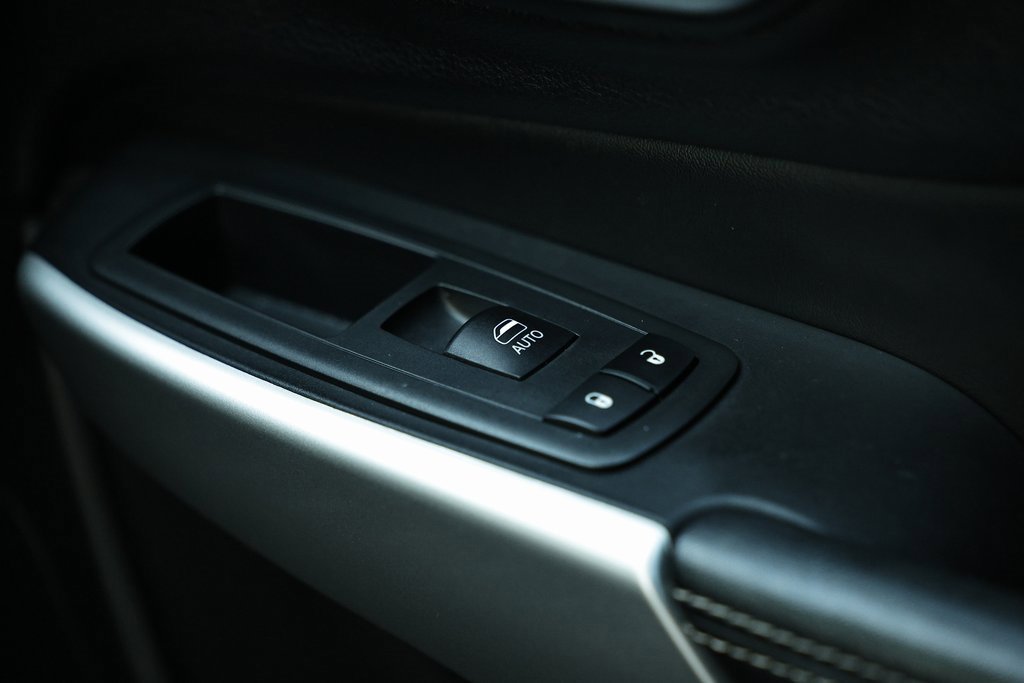 Used 2018 Jeep Cherokee Latitude Plus w/ Comfort/Convenience Group image 39